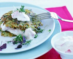 Kartoffel-Zucchini-Rösti mit Tomatenquark