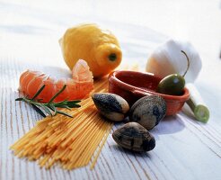 Typische Zutaten der mediterranen Küche: Pasta, Meeresfrüchte, Zitrone
