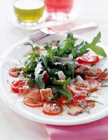 Tomaten-Carpachio mit Rucola, Schafs käse und Croûtons