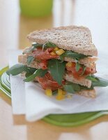 Sandwich mit Parmaschinken, Rucola Paprika und Mais