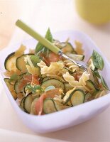 Pasta mit Zucchini, Parmaschinken und Basilikum