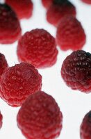 Himbeeren auf scheinendem Untergrund - Still