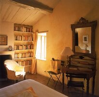 Schlafzimmer in Gelbton, Holzregale voll mit Büchern, Schreibtisch