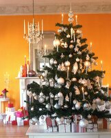 Weihnachtsbaum mit viel silbernem Schmuck