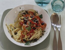 Spaghetti mit gedünsteten Paprika und schwarzen Oliven, Kapern,Petersilie