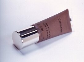 Eine Tube eye color wash rosewater von Calvin Klein,Freisteller