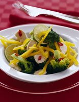 Geflügelsalat mit Broccoliröschen, gelben Paprikastreifen,Limette,Chili