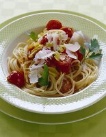 Spaghetti mit Kirschtomaten,Porree , gehobelter Parmesankäse,Petersilie