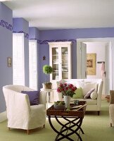 Elegantes Violettes Wohnzimmer mit naturweißen Möbelstücken