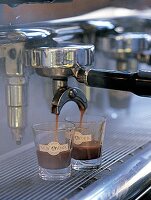 Espressomaschine mit zwei Gläsern in denen Espresso läuft