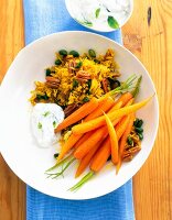 Orientalischer Reis mit Pecannüssen, Pistazien, Curry-Möhren + Joghurt
