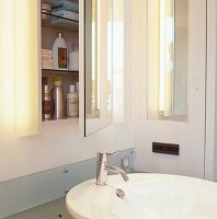 beleuchteter offener Spiegelschrank, hochgezogene Glasspritzschutz/Ablage