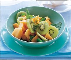 Obstsalat aus Melonenwürfeln,Kiwischeiben und Zitronenmelisse