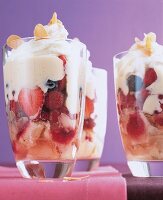 Sandkuchen mit Erdbeeren,Heidelbeere n,Vanillesoße,Mandelsplitter im Glas