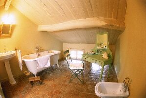 Altmodische eingerichtetes Bad in der Dachschräge