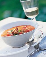 Kalte Tomaten-Kokos-Suppe mit Koriander-Croûtons