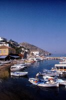 Blick auf einen Fischerhafen auf der Insel Hydra