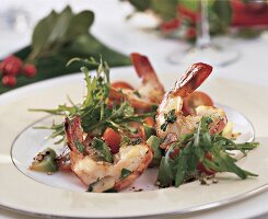 Vorspeise: gebratene Garnelen mit Tomaten-Rucola-Salat