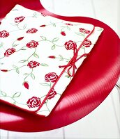 Seidene Wäschetasche, bestickt mit einem Rosenmotiv