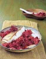 gebratenes Zanderfilet mit Rote Bete Risotto, rote Sprossen