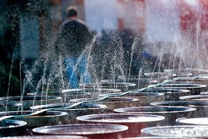 Barriques werden während Gärung mit Wasser besprüht, Champagner