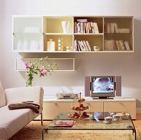 Klare Möbel: Hängeelemente + Sideboard mit Fernseher + DVD-Player