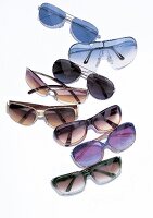 8 unterschiedliche Sonnenbrillen 