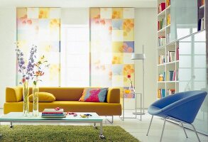 Wohnzimmer in Frühlingsfarben, Sofa grün,  Blumenstoffbahn vor Fenster
