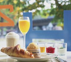 Croissant, Milchkaffee, Orangensaft, portugiesisches Gebäck + Aufstriche