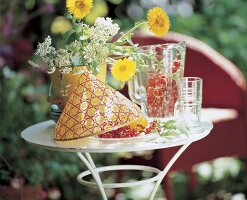 Arrangement aus Früchteteller mit Wespenhaube, Blumenstrauß u. Krug