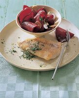 Gebratenes Zanderfilet mit Rote-Beete-Champignon-Salat