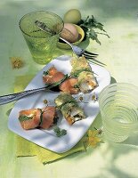 Lachs-und Wirsingröllchen mit Kerbel -Käse-Füllung