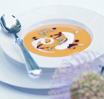 Kürbiscremesuppe mit Sahneklecks, Kürbiskernen + Kürbisöl