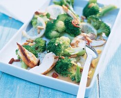 Brokkolisalat mit Hähnchenbrustfilet und Pinienkernen (E)