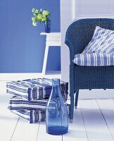 Blauer Korbstuhl, gestreifte Sitzkissen in blau-weiß