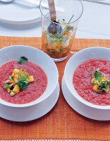 Pfirsich-Salsa mit Tomaten-Gazpacho 