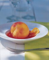 Campari-Pirsich, in Sud aus Orangensaft + Campari marinierter Pfirsich