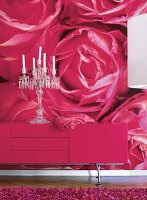 Rotes Sidebord vor poppiger Rosentapete, Kerzen Kristall-Leuchter