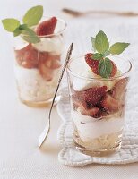 Erdbeer-Baiser-Trifle im Glas 