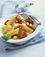 Tortiglioni mit Cherry-Tomaten, Mozzarellawürfeln + Basilikum