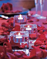 Kerzenlicht Kerzenschein Teelichter Rosenblätter, romantische Dekoration