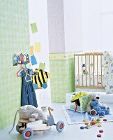 Blick in ein Kinderzimmer, Spielzeug , Gitterbett, Karo-Tapeten