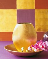 Vase und Schale aus Keramik, in Blattgold-Optik