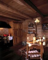 Rustikaler Kochbereich mit Esstisch in Skihütte
