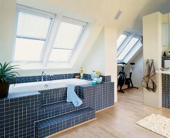 Badezimmer im Dachgeschoss, Dachschräge, blaue Kacheln, Trimmrad