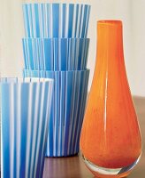 Gläser, blau gestreift, Vase orange 