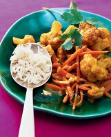 Blumenkohl-Curry mit Möhren und Reis 