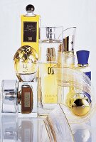 verschiedene Parfums, Parfumflakons Stillleben mit Damenparfums, Studio