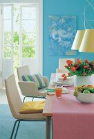 Eßtisch mit rosa Tischläufer, Vase mit Tulpen, Obstschale
