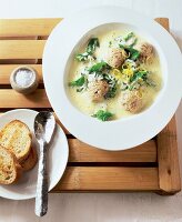 Zitronensuppe mit Blattspinat und Reis-Hackbällchen, griechisch